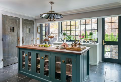 kök, blå och gröna skåp, mörkgrå plattor och marmorstänk, träbänk, renoverat av liz caan
