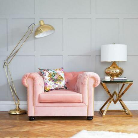 Sweetpea & Willow - Den rosa soffan i rosa berkley-kollektionen i vintage och lampor i metallguld