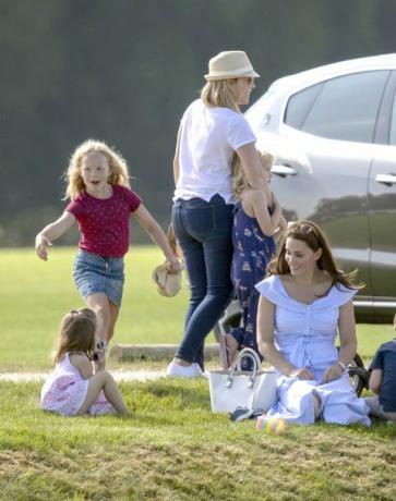 Prins George och prinsessa Charlotte Spela med Kate Middleton