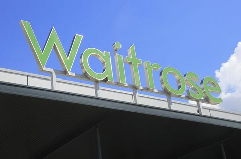Grönt Waitrose stormarknad shoppar tecken mot blå himmel, Ipswich, Suffolk, England