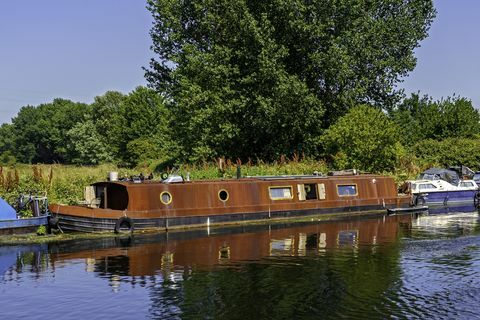 världens första husbåt tillverkad av hållbart corten-väderstål till salu i london