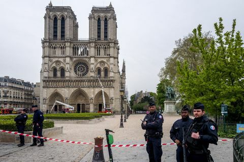 Paris bedömer skada efter Notre Dame Blaze