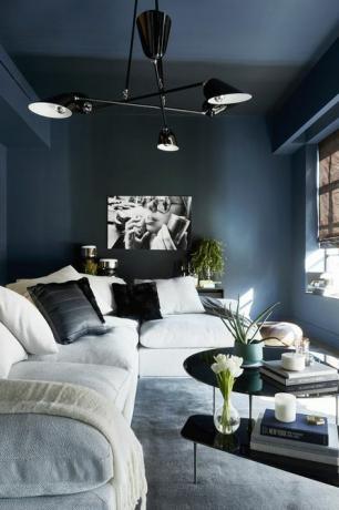 för en ombré-effekt målades ett nöjesrum i Farrow Ball's stiffy blue och räckens soffa av designlush ljuskrona av zia priven
