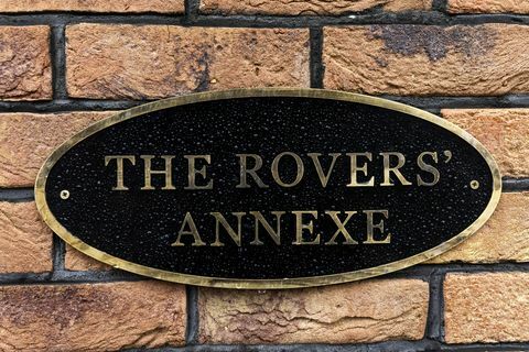 redaktionellt bruk avslöjas endast ”the rovers’ annexe ”på kröningsgatan, som den listar på airbnb, vilket ger fans en upplevelse en gång i livet bo i det fristående pop up-huset på kullersten, Manchester utgivningsdatum tisdag 18 maj 2021 pa foto under vistelsen gästerna kommer att tas på en privat rundtur i uppsättningen följt av en hotpot-middag och möjligheten att se årtionden av klassiska corrie-avsnitt fotokredit bör läsa fabio de paolapa tråd