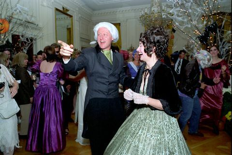 det här fotografiet är av president Bill Clinton och första damen Hillary Rodham Clinton utklädd till presidenten och första damen james och dolley madison för en halloween-fest i det vitas östra rum hus