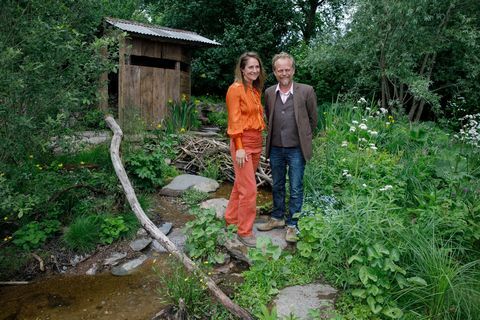 bästa utställningsträdgårdsdesignerna lulu urquhart och adam hunt poserar i sin " rewilding great britain landscape" trädgård på rhs chelsea flower show 2022, tisdag 24 maj 2022 rhs luke macgregor