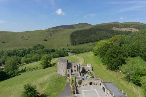 Castell Gyrn - slott med 6 sovrum i Wales