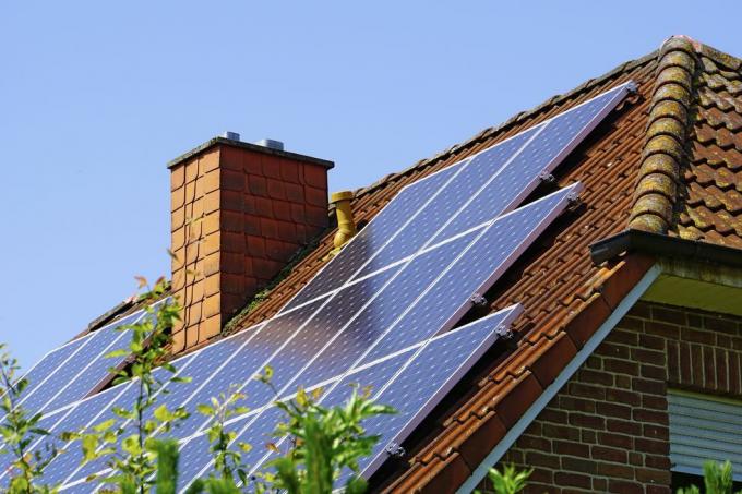 Solpaneler på hus - tak med fotovoltaisk installation
