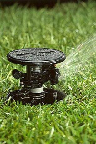 Sprinkler i marken med slanganslutning