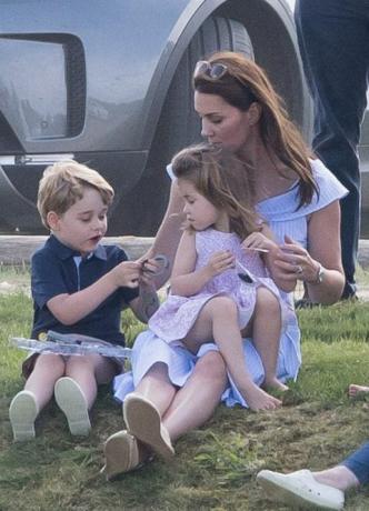 Prins George och prinsessa Charlotte Spela med Kate Middleton