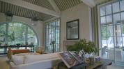 Zoë Feldmans vardagsrum i hela vårt hem 2022 har ett enormt välvt fönster