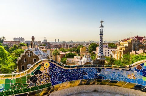 Panoramautsikt på Barcelona stad och berg i Spanien, utsikt från Park Guell