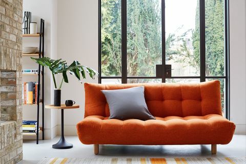 Orange soffa vardagsrum design - Habitat och Topology Interiors - liten utrymme vardagsrum