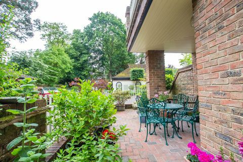 Oast House - Pinehurst South - Stephen Hawking - balkong - Cheffins