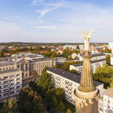 Tyskland, Potsdam, stadssikt med ängelfigur av kyrkan St Nicholas i förgrunden