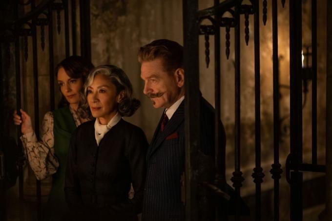 l r tina fey som ariadne oliver, michelle yeoh som mrs Reynolds och kenneth branagh som hercule poirot i 20th century studios' a haunting in venice foto av rob youngson 2023 20th century studios alla rättigheter reserverad