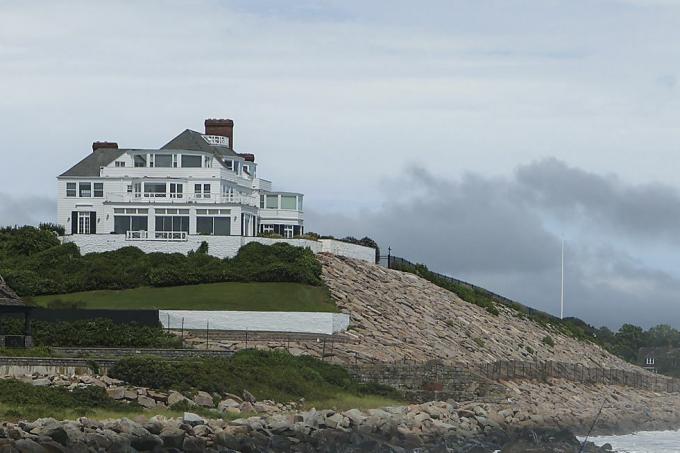 westerly, ri 22 augusti en man fiskar vid Watch hill-fyren efter avskalad bas med taylor swifts hem i bakgrunden under ögat av den tropiska stormen henri i westerly, ri den 22 aug 2021 foto av matthew j leethe boston globe via getty bilder