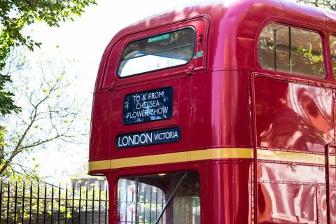 Röd London buss som tar folk till Chelsea Flower Show, London, UK