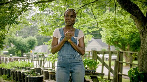 värd jamila norman poserar för ett foto som ses på bakgårdens jordbrukare, säsong 1