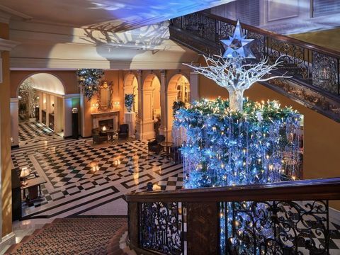 Claridge's Hotel Christmas Tree designad av Karl Lagerfeld