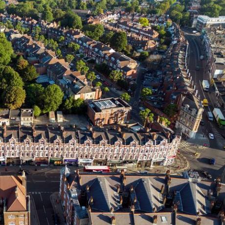 Flygfoto över den största shoppinggatan vid Muswell Hill Broadway